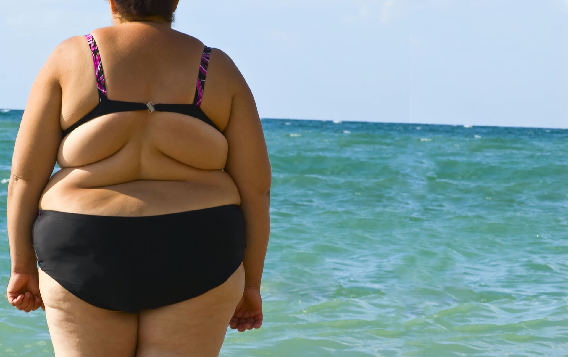 Мужик на пляже снимает на камеру жирную и большую жопу в купальнике