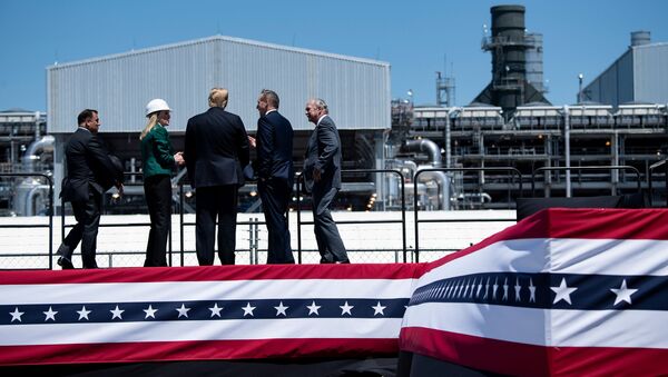 Президент США Дональд Трамп на заводе по производству сниженного газа СПГ в Хакберри - Sputnik Azərbaycan