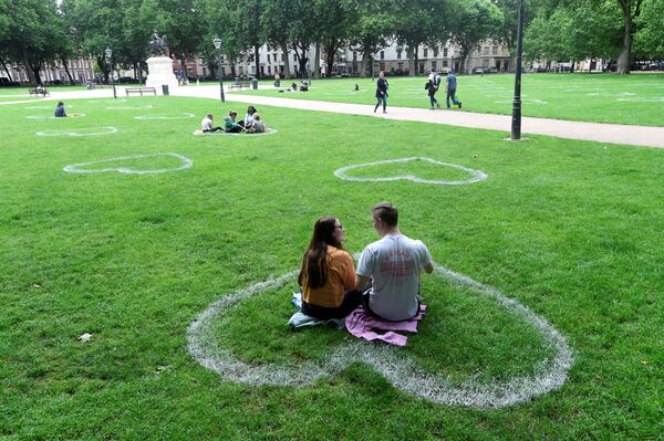 Сердца, нарисованные группой художников Upfest в одном из парков Бристоля, Великобритания  - Sputnik Азербайджан