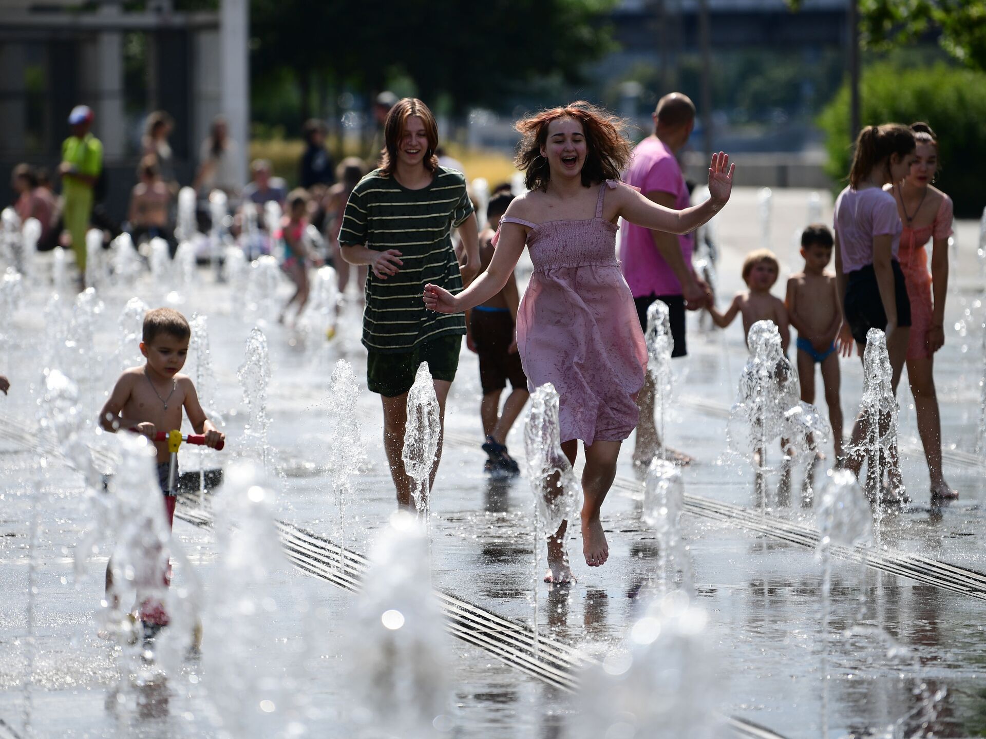 В жаркий летний день люди обеспокоены. Жара в Москве 2022. Купание в фонтане. Жара летом. Лето жара фонтаны.