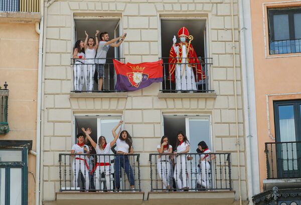 Мужчина в костюме св. Фермина на балконе в Памплоне, где отменили фестиваль Сан-Фермин - Sputnik Азербайджан