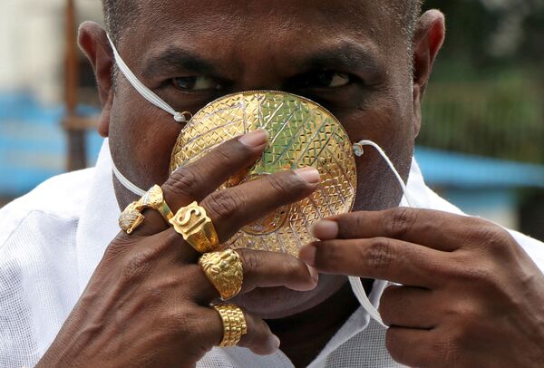 Шанкар Курхейд в защитной маске из золота в индийском городе Пуна - Sputnik Азербайджан