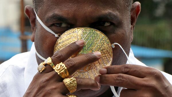 Шанкар Курхейд в защитной маске из золота в индийском городе Пуна - Sputnik Azərbaycan