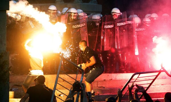 Участники протестов в Белграде после введения комендантского часа - Sputnik Азербайджан