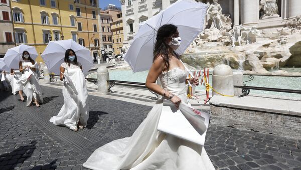 Акция протеста невест у фонтана Треви в Риме против откладывания свадебных церемоний из-за COVID-19 - Sputnik Азербайджан