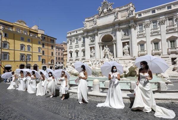 Акция протеста невест у фонтана Треви в Риме против откладывания свадебных церемоний из-за COVID-19 - Sputnik Азербайджан