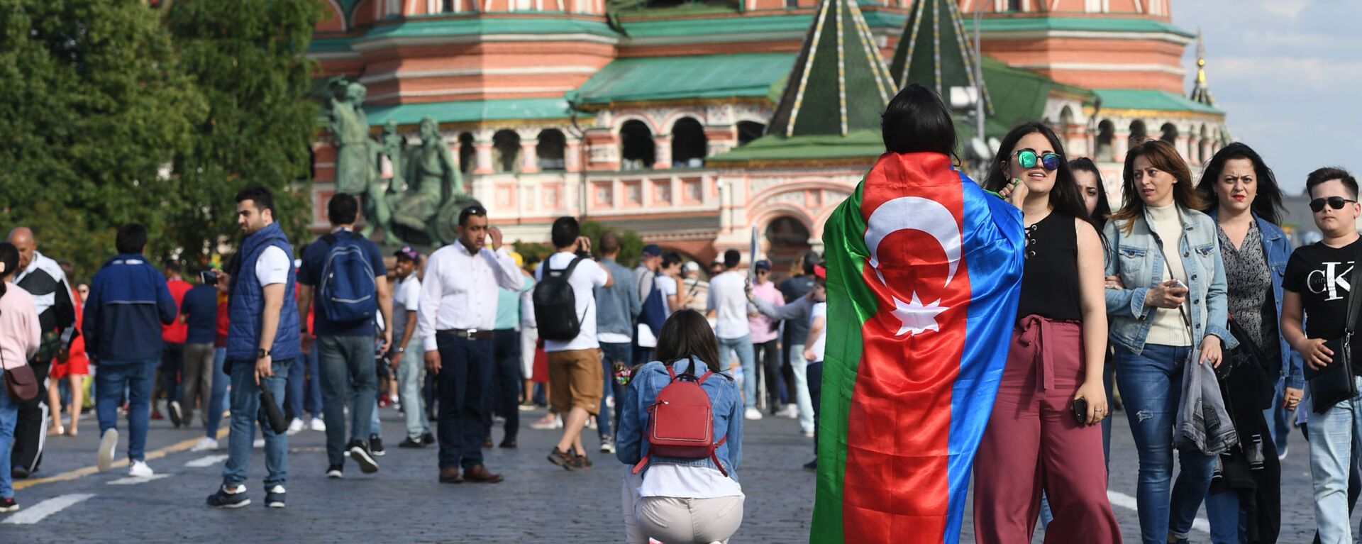 Девушка с флагом Азербайджана на Красной площади, фото из архива - Sputnik Азербайджан, 1920, 07.11.2021