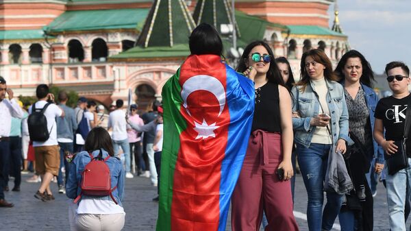 Moskvada Azərbaycan bayrağına bürünmüş qız - Sputnik Azərbaycan