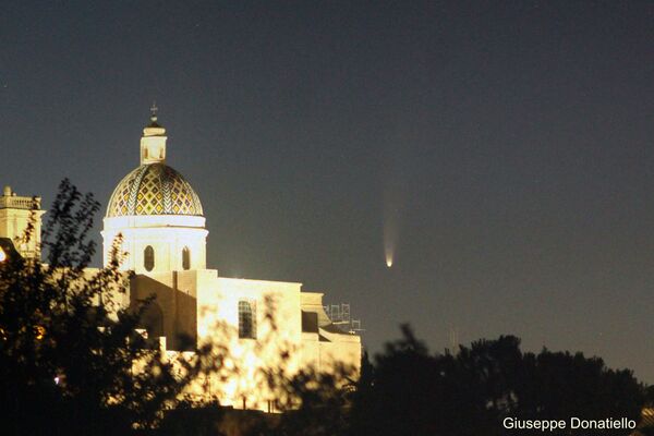 Комета NEOWISE в небе над Орийским собором в Италии  - Sputnik Азербайджан