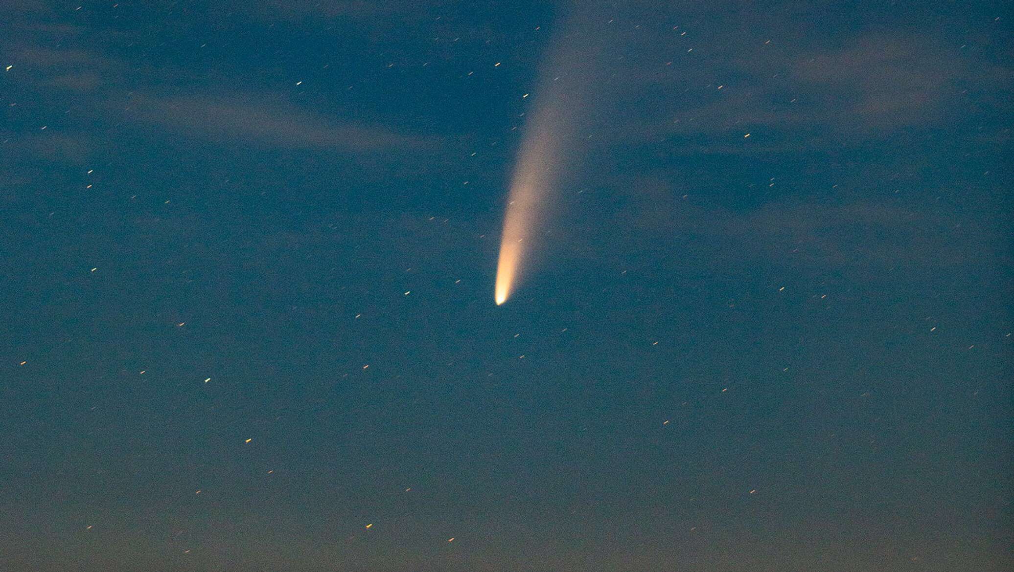 Какая комета сегодня. Комета. Комета близкая. Комета над землей. Комета в 2000 году пролетавшая.