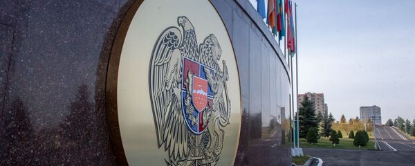 Герб Армении и флаги стран-участниц Парламентской ассамблеи ОДКБ, фото из архива - Sputnik Азербайджан