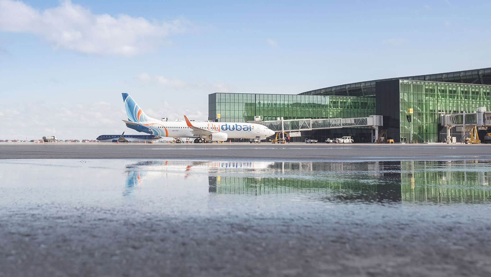 Аэропорт гейдара алиева вылеты. Heydar Aliyev Airport. Аэропорт Баку. Аэропорт Баку самолет. Баку Дубай.