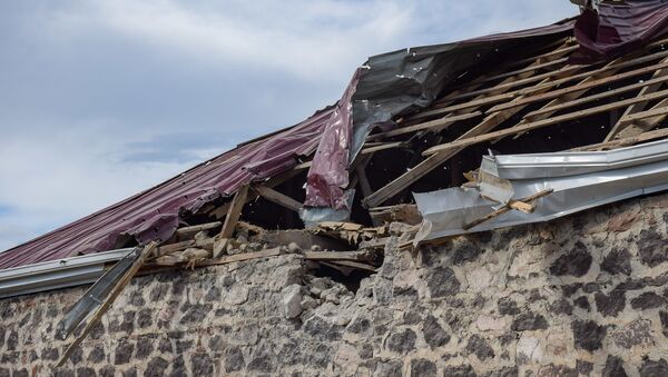Повреждения в жилом доме, пострадавшем в результате обстрела в селе Дондар Гушчу Товузского района Азербайджана - Sputnik Азербайджан