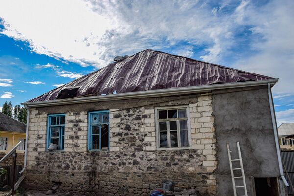 Повреждения в жилом доме, пострадавшем в результате обстрела в селе Дондар Гушчу Товузского района Азербайджана - Sputnik Azərbaycan