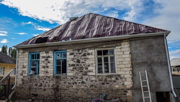 Повреждения в жилом доме, пострадавшем в результате обстрела в селе Дондар Гушчу Товузского района Азербайджана - Sputnik Азербайджан