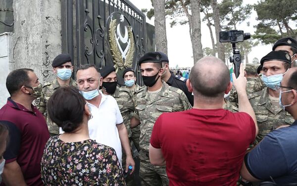 Похороны генерала-майора Полада Гашимова и полковника Ильгара Мирзоева во второй Аллее почетного захоронения в Баку - Sputnik Азербайджан