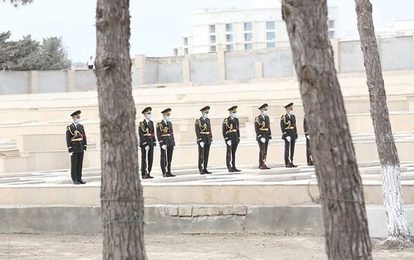 Похороны генерала-майора Полада Гашимова и полковника Ильгара Мирзоева во второй Аллее почетного захоронения в Баку - Sputnik Азербайджан