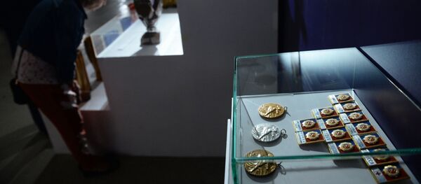 Памятные медали и значки участников церемонии открытия Олимпиады-80, представленные на выставке Легендарные Лужники. 60 неповторимых лет, в Музее Москвы. Памятные медали и значки участников церемонии открытия Олимпиады-80, представленные на выставке Легендарные Лужники. 60 неповторимых лет, в Музее Москвы. - Sputnik Азербайджан