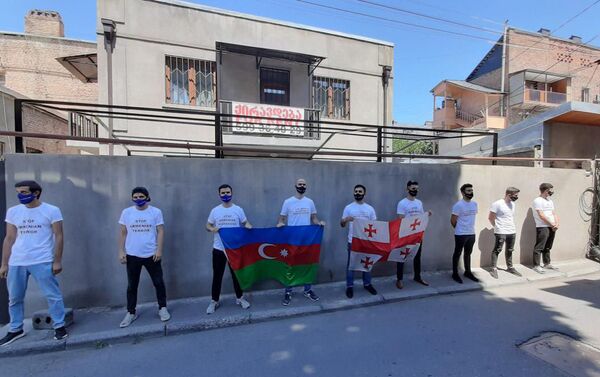 Акцию протеста азербайджанцев перед зданием посольства Армении в Тбилиси - Sputnik Азербайджан