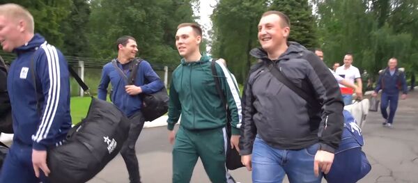 Добровольцы, испытавшие на себе вакцину от коронавируса, выписались из больницы Добровольцы, испытавшие на себе вакцину от коронавируса, выписались из больницы - Sputnik Азербайджан