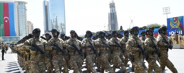 Во время парада в Баку, фото из архива Во время парада в Баку, фото из архива - Sputnik Азербайджан