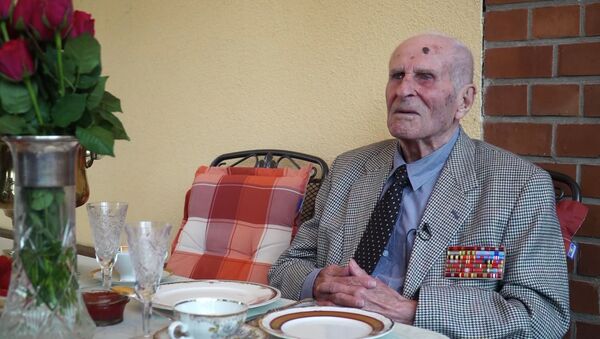 Ветеран ВОВ из Германии загадал желание на свой 100-летний юбилей - Sputnik Азербайджан