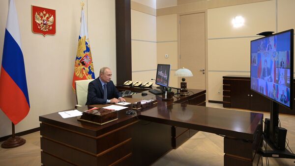 Президент РФ Владимир Путин проводит оперативное совещание с постоянными членами Совета безопасности РФ в режиме видеоконференции - Sputnik Азербайджан