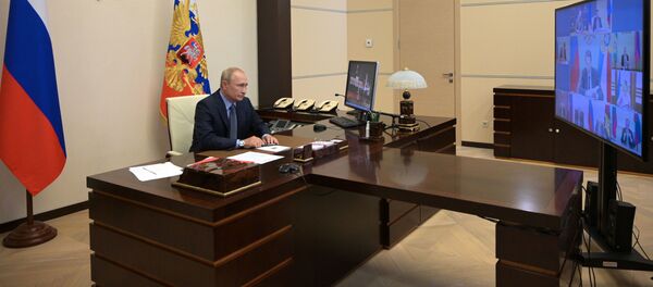 Президент РФ Владимир Путин проводит оперативное совещание с постоянными членами Совета безопасности РФ в режиме видеоконференции Президент РФ Владимир Путин проводит оперативное совещание с постоянными членами Совета безопасности РФ в режиме видеоконференции - Sputnik Азербайджан