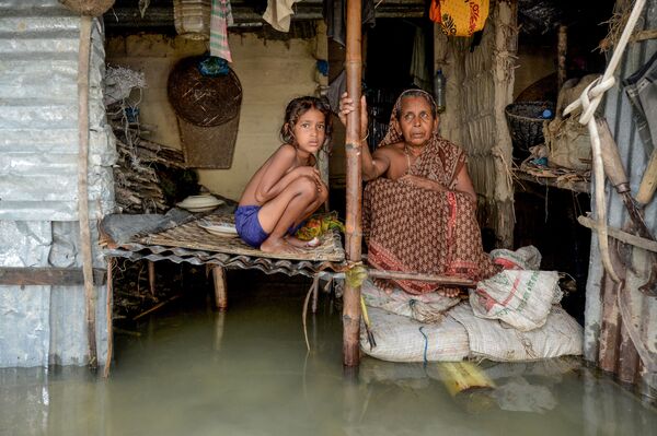 Девочка и женщина в затопленном доме в Сунамгандже, Бангладеш  - Sputnik Азербайджан