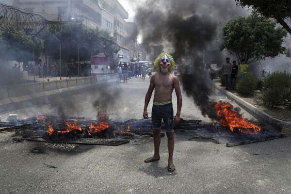 Человек в маске клоуна, участвующий в антиправительственных протестах в Бейруте - Sputnik Азербайджан