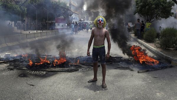 Человек в маске клоуна, участвующий в антиправительственных протестах в Бейруте - Sputnik Azərbaycan