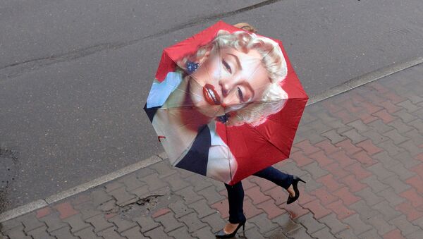 Женщина с зонтом на улице во время ливня в Красноярске - Sputnik Azərbaycan