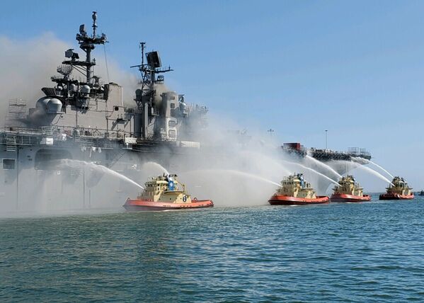 Тушение пожара на борту десантного корабля на базе ВМС США в Сан-Диего - Sputnik Азербайджан