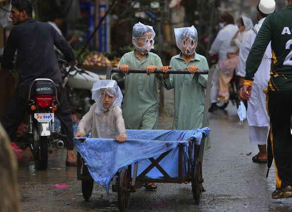 Подростки во время дождя в Пешаваре, Пакистан - Sputnik Azərbaycan