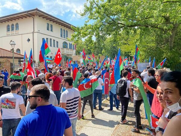 Перед посольством Армении в Берлине прошла масштабная акция протеста - фото Перед посольством Армении в Берлине прошла масштабная акция протеста - фото - Sputnik Азербайджан