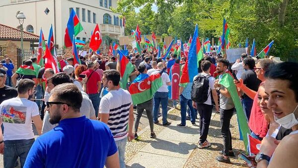 Акция протеста азербайджанцев перед посольством Армении в Берлине - Sputnik Азербайджан