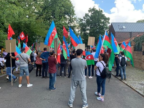 Перед посольством Армении в Берлине прошла масштабная акция протеста - фото Перед посольством Армении в Берлине прошла масштабная акция протеста - фото - Sputnik Азербайджан