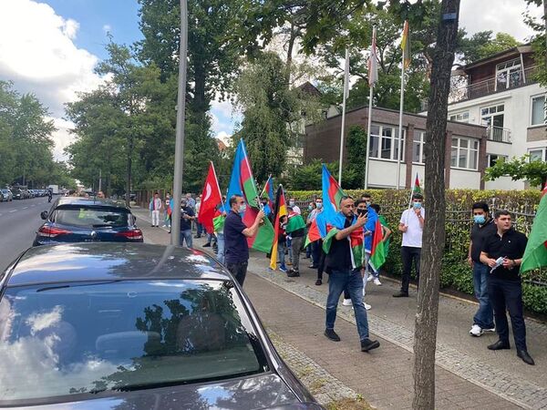 Перед посольством Армении в Берлине прошла масштабная акция протеста - фото Перед посольством Армении в Берлине прошла масштабная акция протеста - фото - Sputnik Азербайджан