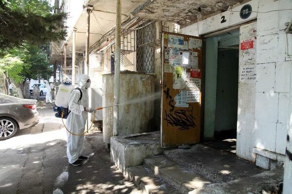 Спецтехника обеззаразила более 500 улиц Баку - фото - Sputnik Азербайджан