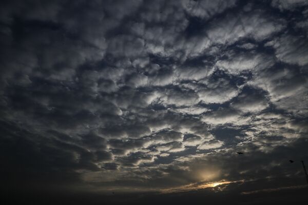Барханы из облаков во время заката над индийской Калькуттой во время циклона - Sputnik Азербайджан