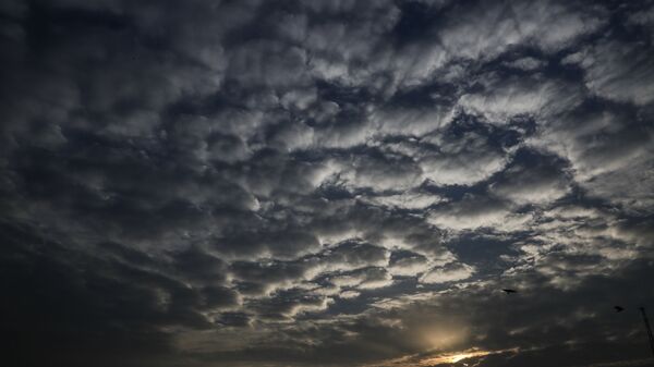 Барханы из облаков во время заката над индийской Калькуттой во время циклона - Sputnik Azərbaycan