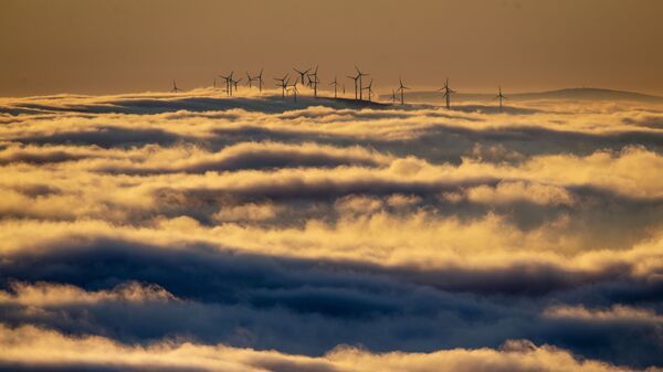 Окруженные облаками ветрогенераторы в Таунусе, Германия  - Sputnik Азербайджан