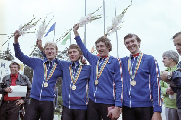 Золотые призеры в шоссейной командной гонке на 101 км советские гонщики - Sputnik Азербайджан