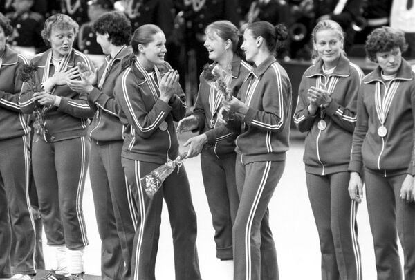 После вручения золотых медалей женской сборной команде СССР по гандболу - Sputnik Азербайджан