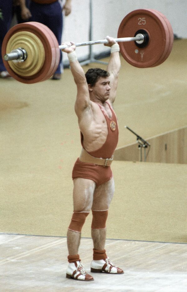 Советский штангист Виктор Мазин берёт вес на соревнованиях по тяжёлой атлетике во время проведения  XXII Олимпийских игр в Москве - Sputnik Азербайджан