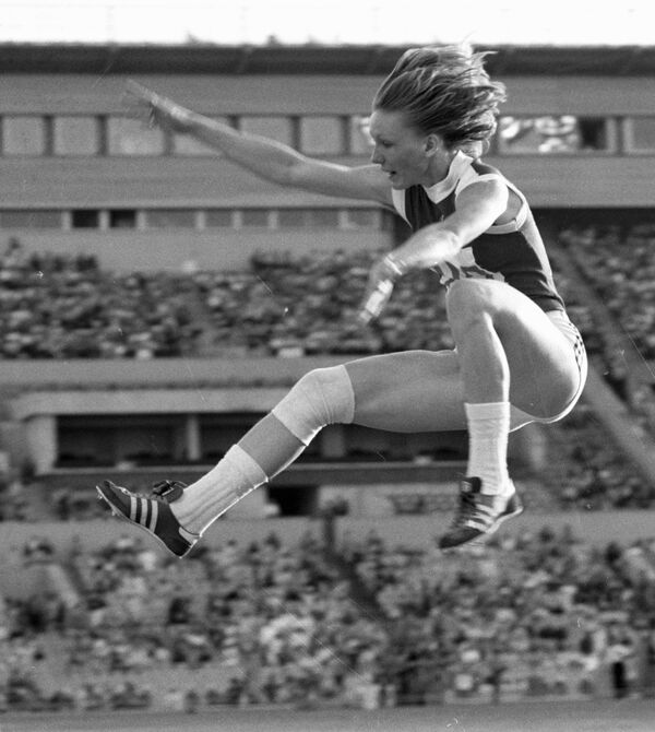 Олимпийская чемпионка в прыжках в длину среди женщин Татьяна Колпакова - Sputnik Азербайджан