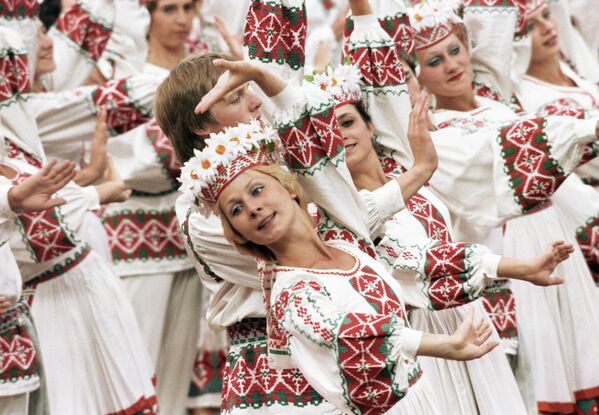 Танцевальная сюита Дружба народов на торжественной церемонии открытия XXII Олимпийских игр в Москве - Sputnik Азербайджан