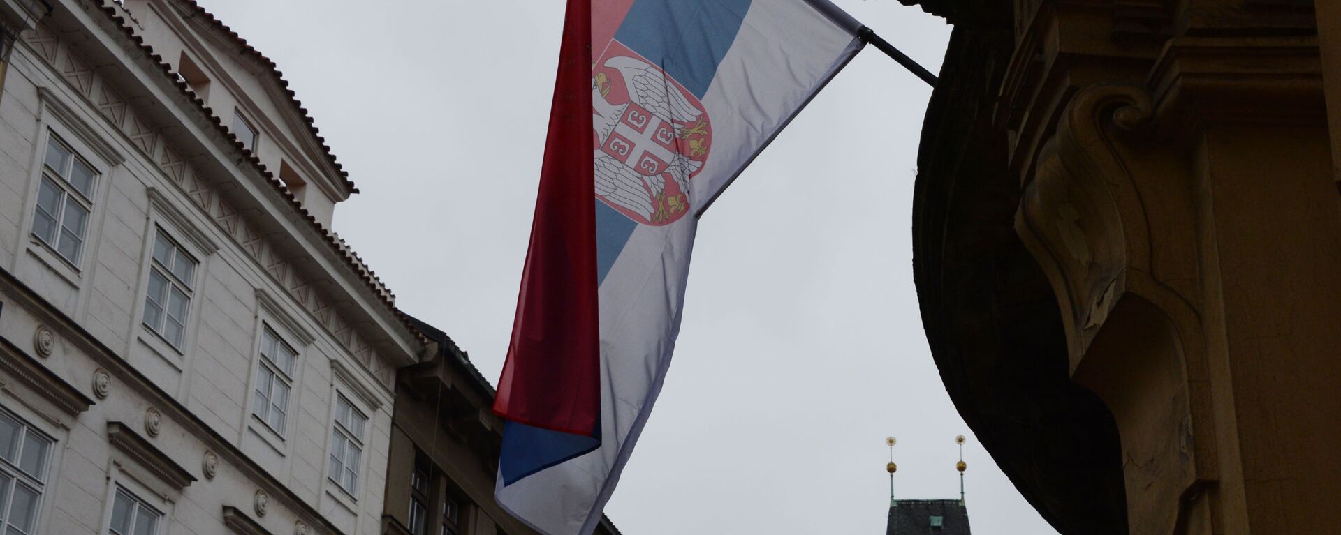 Государственный флаг Сербии на здании - Sputnik Azərbaycan, 1920, 03.04.2022