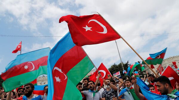 Люди с флагмаи Турции и Азербайджана, фото из архива - Sputnik Азербайджан