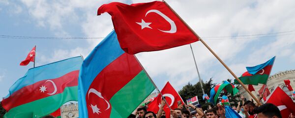 Люди с флагмаи Турции и Азербайджана, фото из архива - Sputnik Азербайджан
